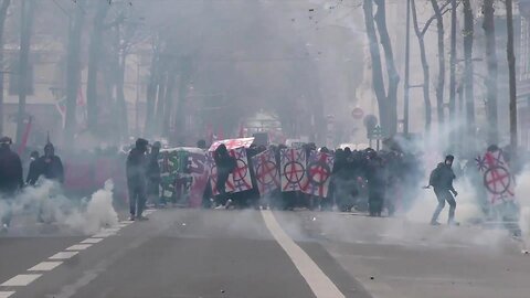 France: Police deploy tear gas in Lyon on 11th round of pension reform protests - 06.04.2023