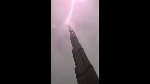 Thunderstorm hit burj khalifa 😨