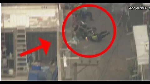 🚓🚓🚓 Sem polícia na favela, bandidos armados com fuzil atropelam homem com criança no colo