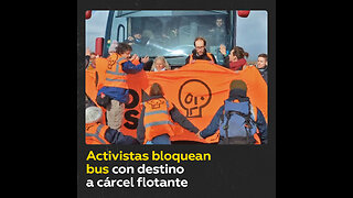 Ecoactivistas bloquean un bus que transporta migrantes a la prisión flotante Bibby Stockholm