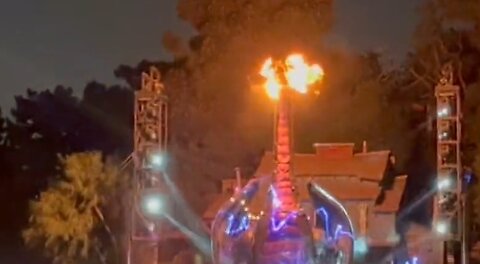 45 Foot Tall Disneyland Dragon Catches Fire During Fantasmic