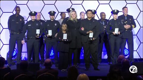 Detroit police officer Loren Courts receives posthumous Purple Heart award