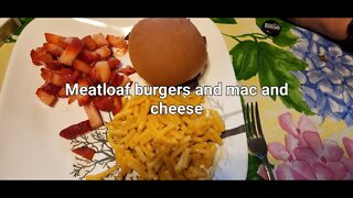 Meatloaf Burgers with mac and cheese and strawberries #meatloaf