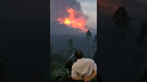 Parece un volcán, pero es una montaña consumida por el fuego en Portugal