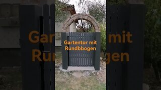 Gartentür mit Rundbogen