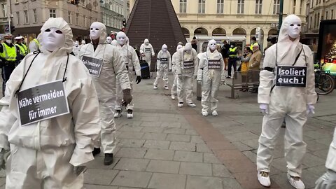 "Maskenpflicht ein Leben lang" - kreativer Protest gegen Corona-Wahnsinn