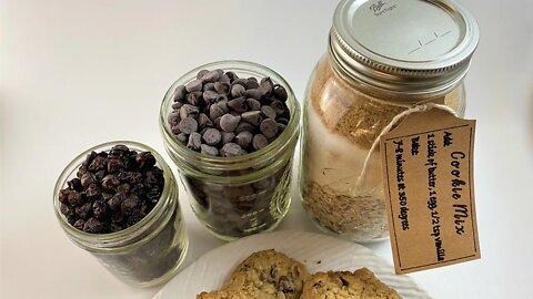 Mason Jar Oatmeal Raisin Chocolate Chip Cookie Mix