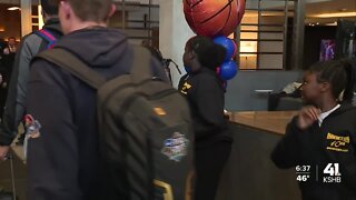 Kansas men's basketball arrives in Des Moines
