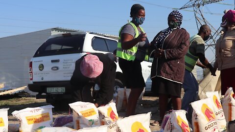 SOUTH AFRICA - Cape Town - Lulwazi and the Gift of The Givers Donating Food Parcels (Video) m (rNS)