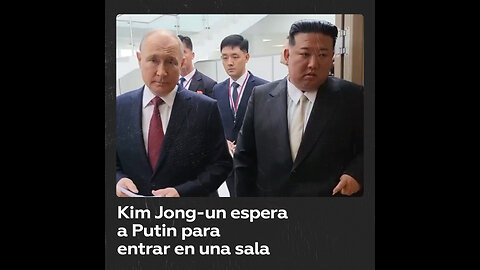 Kim Jong-un espera a Vladímir Putin para entrar juntos en la sala de reuniones