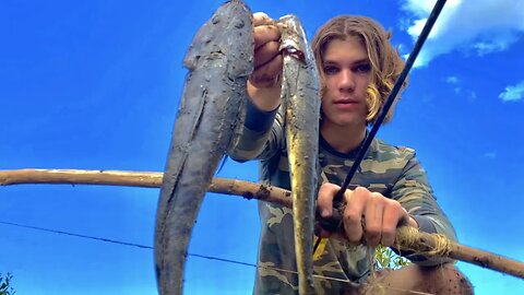 Primitive BOWFISHING & SPEARFISHING Catfish & Flathead!