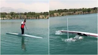 Cerca di andare in SUP con una canoa