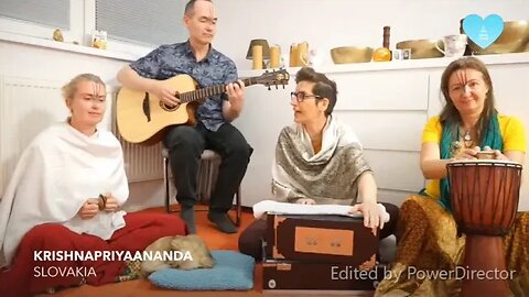 Krishnapriyaananda da Eslováquia canta Sri Vitthala Giridhari Parabrahmane Namaha