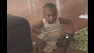 Bebê flagrado roubando dinheiro da carteira da mãe