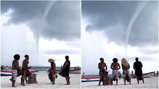 Musikere spiller på stranden mens en tornado er på vej