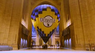 Balão de ar quente é montado dentro de catedral