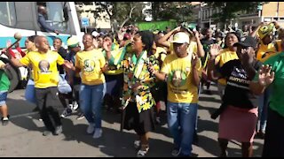 SOUTH AFRICA - KwaZulu-Natal - Day 4 - Zuma supporters arrive at court (Video) (cdU)