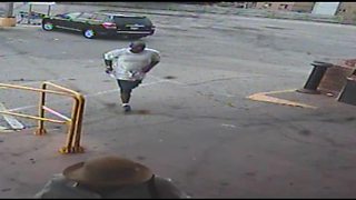 Man robs elderly woman, knocks her to the ground
