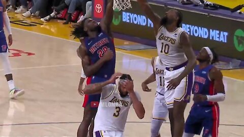 Isaiah Stewart just smacked AD in the face (Lakers vs Pistons)