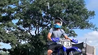 Jovem faz truque impressionante com a sua moto