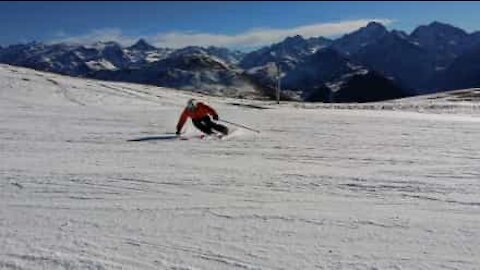 Salto de ski acaba em cambalhota na neve