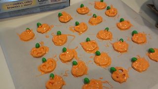 How to make Halloween pumpkin pretzels