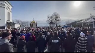 Milhares de fiéis ucranianos comparecem à última missa de domingo no mosteiro de Kiev-Pechersk