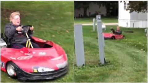 Signora anziana usa il giardino come pista da go-kart