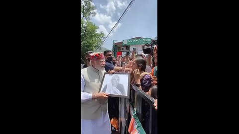 PM_Modi_stops_his_car_to_accept_the_paintin g_by_a_girl_in_Shimla(360p).mp4