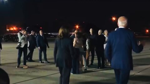 Biden walked onto plane after the prisoners got off.Did he think he was being exchanged to Russia?
