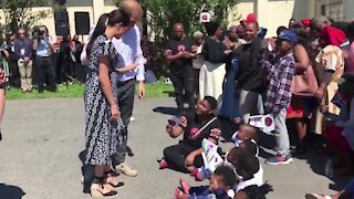 South Africa - Cape Town - Meghan Markle fans have split over her and Prince Harry's shock decision to quit the Royal Family (Video) (3D4)
