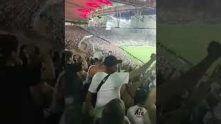 Torcida do Vasco calando a do Fluminense no Maracanã - 06/05/2023