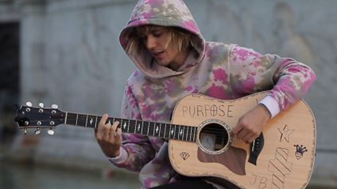 Justin Bieber Serenades Hailey Baldwin In Front Of Buckingham Palace