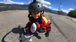 Downhill skateboarding: Menina de 6 anos é uma skater incrível!