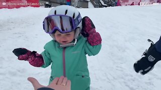 À un an, elle fait du snowboard pour la première fois