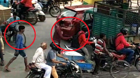 Watch: How these thieves are robbing backpack in broad daylight in Delhi
