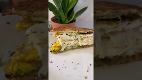 Low carb breakfast sandwich | FREE Keto Recipe (Link In Description) #Shorts