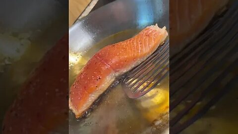 I tried cooking salmon in a stainless steel pan FAIL #salmon #StainlessSteelPan #cooking #fail