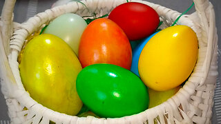 Dyeing Easter eggs in bright and rich colors