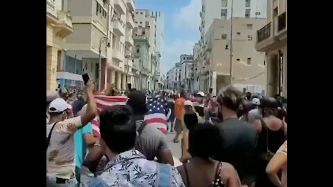 Cuban Protestors Wave American Flags, Chant "Liberdad!" in Anti-Communist Protests
