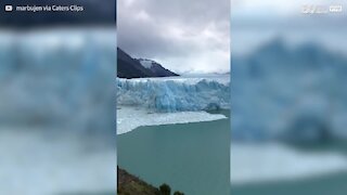 une partie de glacier se détache en Patagonie