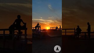 Sunset Vibes 🌅 Chill Skateboarding at Surfers Beach 🛹🏖️