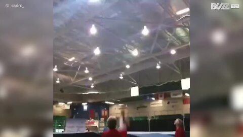 Ginasta de trampolins dá queda assustadora durante competição