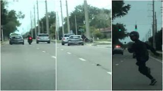 Auto colpisce una moto durante una discussione in strada