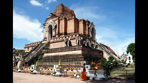 Video tour of Wat Chedi Luang temple Chiang Mai Thailand.