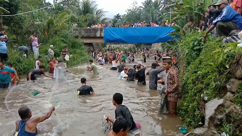 Amazing..!! Traditional net fishing in river,, Cast Net Fishing in river