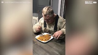 Cet homme mange ses spaghettis avec des ciseaux