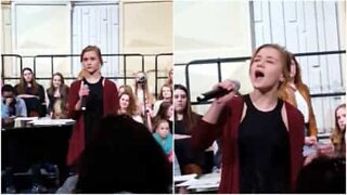 Koulutyttö shokeeraa yleisöä kauniilla versiolla Etta Jamesin kappaleesta At Last