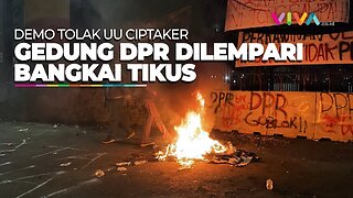 DEMO PECAH! Api Membara hingga Mahasiswa Mau Robohkan Gerbang DPR