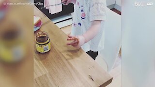 Criança se recusa a guardar Vegemite!